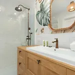 Beige In With Air Conditioned Living Room, Parking And Desk By Renters Prestige アパート *