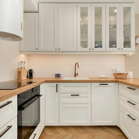 アパート Beige In With Air Conditioned Living Room, Parking And Desk By Renters Prestige